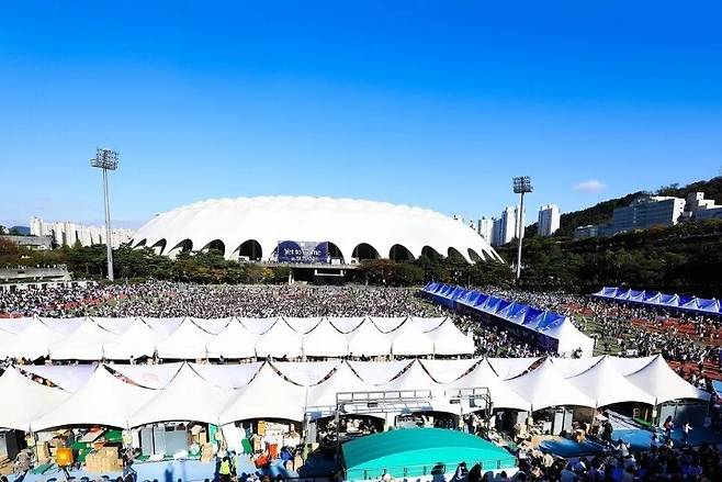 2022년 10월 ‘비티에스 옛 투 컴 인 부산’ 공연이 부산에서 열렸다. 둥근 건물이 부산 아시아드주경기장이다. 빅히트뮤직 제공