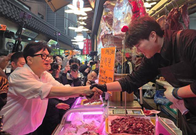 국민의힘에서 제명된 한동훈 전 대표가 11일 수원 팔달문 인근의 전통시장을 찾아 시민들과 만나고 있다. 수원=연합뉴스