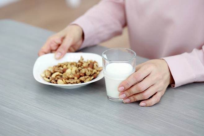 비타민B군은 현미와 같은 통곡물, 콩류, 견과류, 유제품, 달걀, 생선, 닭고기 등에 풍부하다./사진=클립아트코리아