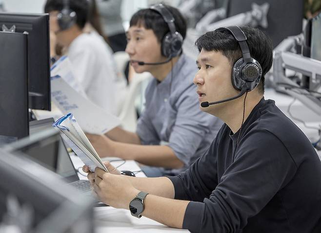 삼성은 지난달 10일부터 상반기 공채를 진행 중이다. 지난해 삼성전자 감독관이 삼성직무적성검사 응시자를 대상으로 예비 소집을 진행하는 모습. 사진 삼성