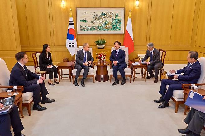 이재명 대통령과 도날트 투스크 폴란드 총리가 13일 청와대에서 한국-폴란드 소인수회담을 하고 있다. 사진 청와대 제공