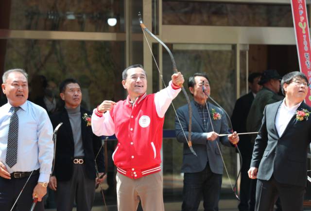 ▲ 김진태 도지사가 11일 평창군 대화면 태화정 궁도장에서 열린 ‘제32회 강원도지사기 궁도대회’에 참석, 경기 전 활을 쏘는 시궁을 하고 있다. 강원도 제공