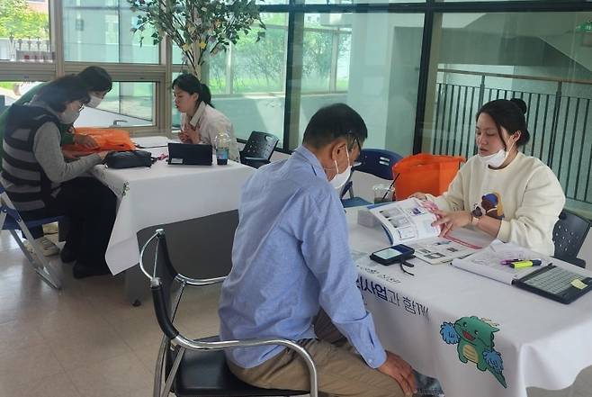 보건소에서 건강관리 상담 중인 모습. 용인특례시 제공.