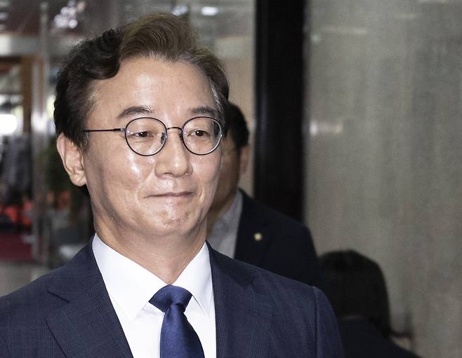 6ㆍ3 지방선거 더불어민주당 부산시장 후보로 확정된 전재수 의원이 지난 10일 국회에서 정청래 대표와 면담하기 위해 당 대표실로 이동하고 있다. 연합뉴스