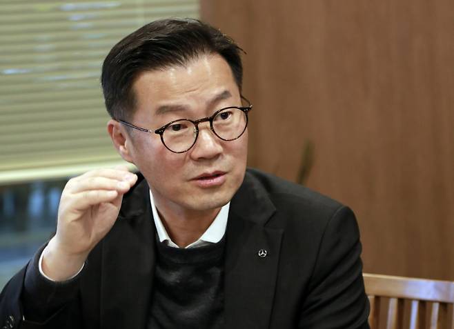 이상국 메르세데스-벤츠 코리아 디지털, 마케팅 및 커뮤니케이션 부문 총괄 부사장이 RoF 관련 기자간담회를 진행했다. 한국자동차기자협회 기자단