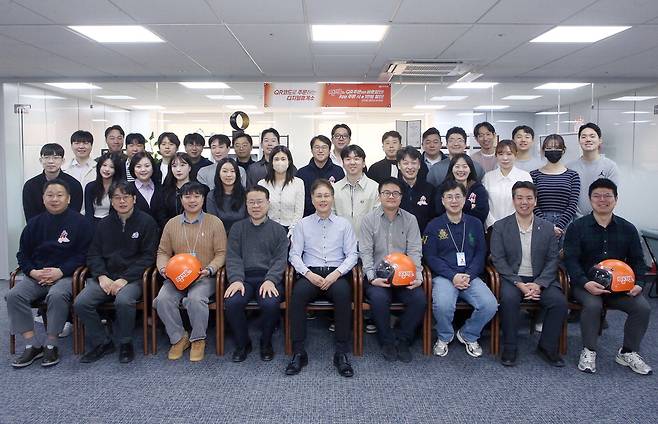 땡겨요 이차보전 대출 상품을 개발한 신한은행 땡겨요사업단 직원들이 기념사진 촬영을 하고 있다.