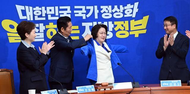 秋 점퍼 입혀주는 鄭 : 정청래 더불어민주당 대표가 13일 오전 국회에서 열린 추미애 경기지사 후보 환영식에서 추 후보자에게 파란색 당 점퍼를 입혀주고 있다. 왼쪽부터 이언주 최고위원, 정 대표, 추 후보자. 곽성호 기자