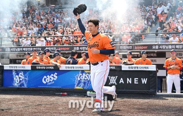 2026년 3월 28일 오후 대전 한화생명볼파크에서 열린 ‘2026 신한 SOL KBO리그' 개막전 키움 히어로즈와 한화 이글스의 경기. 한화 노시환이 입장하고 있다./마이데일리
