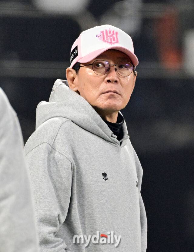 2026년 4월 11일 오후 경기도 수원KT위즈파크에서 열린 '2026 신한 SOL KBO리그' 두산 베어스와 KT 위즈의 경기. KT 이강철 감독이 6-4로 승리한 뒤 기뻐하고 있다./마이데일리