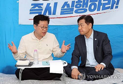 얘기 나누는 안호영 의원과 김관영 전북도지사 (서울=연합뉴스) 배재만 기자