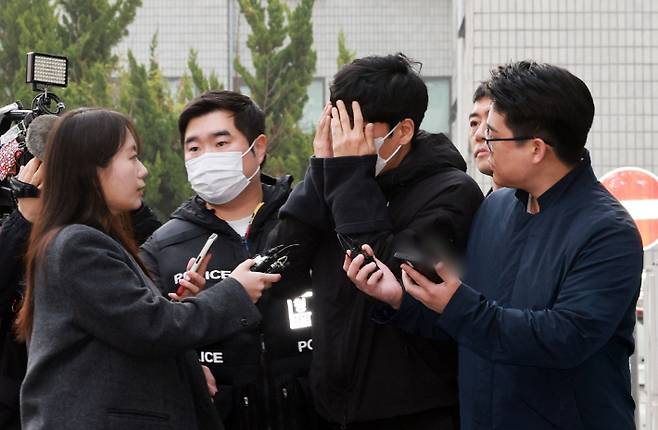 배달의민족 외주사에 상담사로 위장 취업해 고객 정보를 빼돌려 사적 보복 범죄에 악용한 일당의 총책 정모씨가 지난 3일 서울 양천경찰서에서 검찰로 구속 송치되는 모습. 연합뉴스