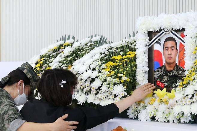 경북 예천 실종자 수색에 투입됐다가 숨진 고 채수근 상병 분향소가 마련된 포항 해병대 1사단 내 김대식관에서 채 상병의 어머니가 아들의 사진을 어루만지며 울고 있다. 연합뉴스