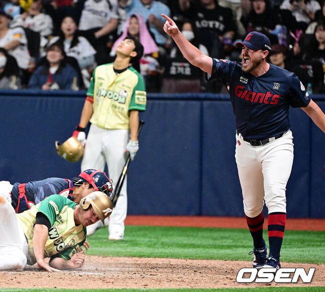선발 비슬리가 실점 위기에서 구한 레이예스를 향해 기뻐하고 있다.