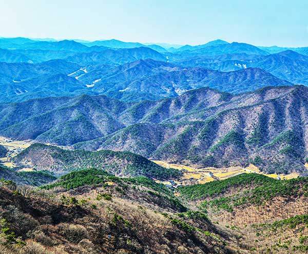 나무전망대에서 보이는 북장사와 속리산 산군 파노라마.