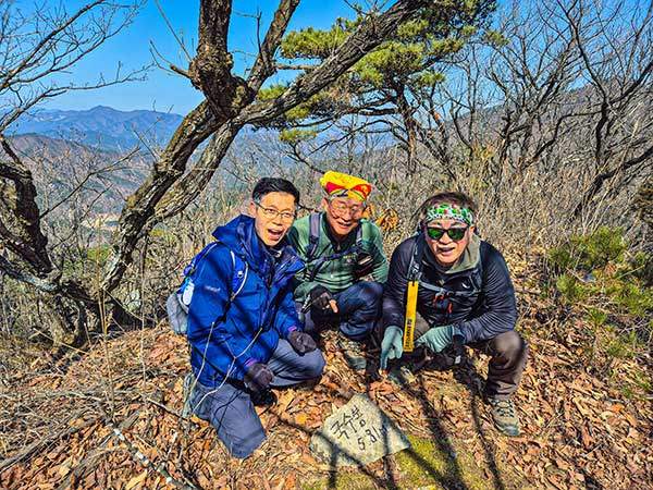 자그마한 국수봉 정상석.