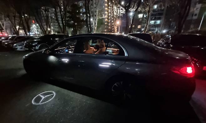 야간에 벤츠 E200 아방가르드의 차량 문을 열자 벤츠 엠블럼 조명이 노면에 표시된 모습. 이현미 기자