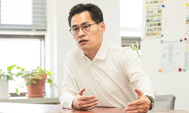 이기재 서울 양천구청장이 세계일보 인터뷰에서 목동아파트 단지 재건축·재개발 등 진행 중인 주요 과제들을 설명하고 있다. 양천구 제공