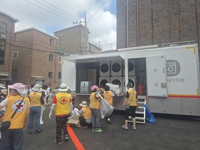 대한적십자사 회원들이 지난해 8월 서울 은평구의 수해 복구 현장에서 구호 물품을 나르고 있다. 은평구 제공