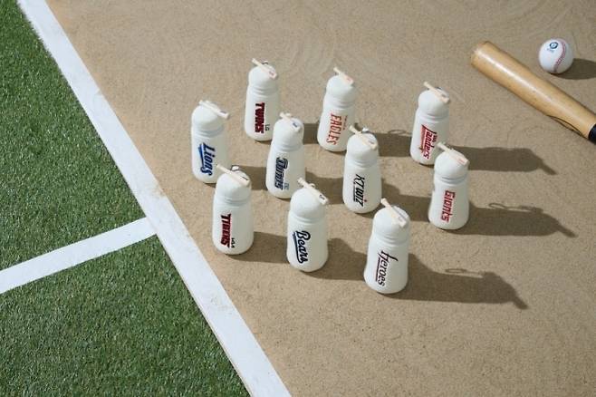 CJ온스타일이 KBO와 협업해 지난 9일 내놓은 야구 배트 모양의 키링. CJ온스타일 제공