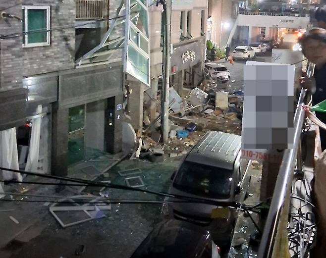 13일 오전 4시쯤 충북 청주시 흥덕구 봉명동의 한 2층짜리 상가건물에서 가스 누출에 따른 것으로 추정되는 폭발 사고가 발생해 8명이 경상을 입었다. 2026.4.13 독자제공 연합뉴스