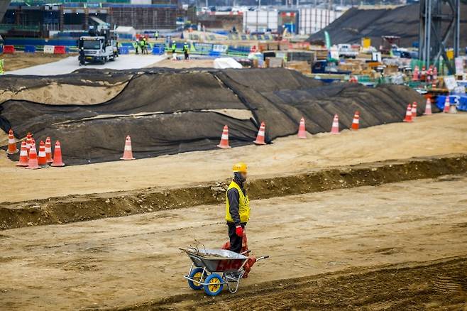 지난달 30일 서울시내 건설현장에서 작업자들이 공사를 하고 있다. 뉴시스
