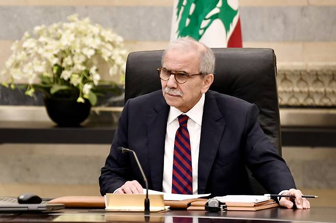 나와프 살람 레바논 총리. 살람 총리는 지난 9일(현지 시간) 각료회의 뒤 “군과 보안군은 베이루트주 전역에 국가의 권위를 완전히 확립하기 위한 조치를 즉각 시작하라”고 명령했다. 살람 총리는 특히 “모든 무기는 오직 합법적인 당국의 손에만 있어야 하고 국가가 무력을 독점해야 한다”고 강조하며 마치 친(親)이란 무장정파 헤즈볼라에 대한 강제적인 무장 해제를 염두에 둔 듯한 발언을 내놓았다. 이에 베냐민 네타냐후 이스라엘 총리도 곧장 성명을 내고 “레바논 정부와 직접 협상을 시작하라고 지시했다”고 발표했다. 이에 따라 이스라엘과 레바논은 14일 워싱턴DC에서 헤즈볼라의 무장 해제 논의를 위해 미국과 함께 3자 대면을 하기로 했다. 레바논에서는 나다 하마데 모아와드 주미 대사, 이스라엘에서는 예키엘 라이터 주미 대사가 협상단을 이끈다. 다만 헤즈볼라는 자체적인 경제력과 행정력을 갖춘 레바논의 정식 정당인 데다 국가 정규군보다 강한 군대를 보유하고 있어 실제적인 합의안이 도출될지는 미지수다. 이스라엘과 레바논은 이웃국가임에도 서로를 적국으로만 규정하고 지금까지 단 한 번도 공식적인 외교 관계를 맺은 적이 없다. EPA연합뉴스