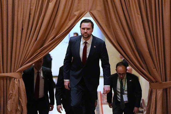 이란과 협상하려는 JD 밴스 미국 부통령이 11일(현지 시간) 파키스탄 이슬라마바드에서 셰바즈 샤리프 파키스탄 총리를 만나기 위해 도착하고 있다. AP연합뉴스