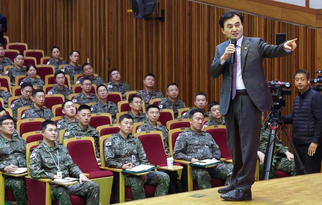 안규백 국방부 장관이 지난 2025년 11월 10일 대전 자운대 육군대학 소강당에서 취임 후 처음으로 대대장 역량 강화를 위해 ‘소중한 나의 인생 본립도생(本立道生)의 길’을 주제로 열강하고 있다. 사진 제공=국방부