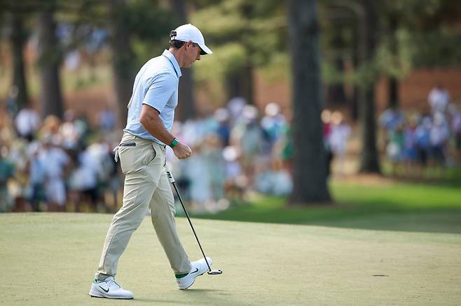 로리 매킬로이가 12일(현지 시간) 미국 조지아주 오거스타 내셔널GC에서 열린 제90회 마스터스 최종 4라운드에서 7번 홀 버디를 잡은 뒤 주먹을 쥐어 보이고 있다. AFP연합뉴스