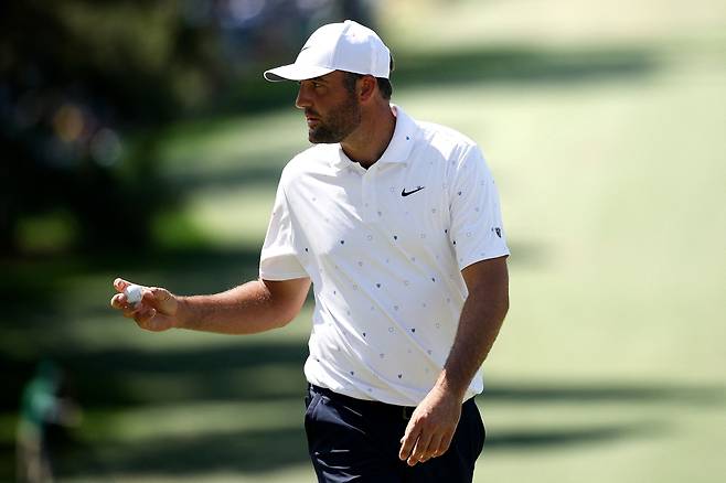 퍼팅 후 갤러리에게 인사하고 있는 셰플러. 사진 제공=AFP연합뉴스