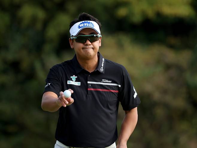 박상현이 2025년 11월 7일 제주 서귀포 테디밸리 골프앤리조트에서 열린 KPGA 투어 시즌 최종전 투어챔피언십 2라운드 1번 홀에서 버디를 잡아낸 후 갤러리들에게 인사하고 있다. 사진 제공=KPGA