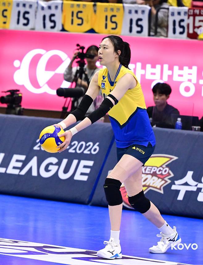 양효진이 13일 그랜드 워커힐 서울에서 열린 ‘진에어 2025-2026 V리그 시상식’에서 베스트 7 미들블로커 부문에 선정된 데 이어 신기록상도 수상했다. 사진제공|KOVO