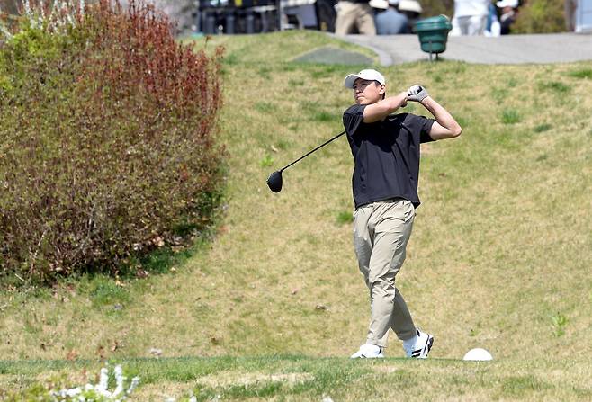 구자철 제주 유소년 어드바이저가 13일 경기도 용인 코리아CC서 열린 ‘2026 축구인 골프대회’서 샷을 날리고 있다. 그는 북중미월드컵을 앞둔 축구국가대표팀을 향해 비판보단 응원이 필요하다고 강조했다. 용인│공동취재단