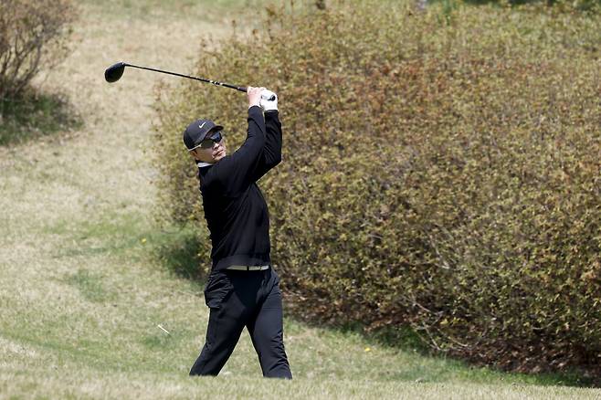 이동국 용인 테크니컬 디렉터가 13일 경기도 용인 코리아CC서 열린 ‘2026 축구인 골프대회’서 샷을 날리고 있다. 그는 북중미월드컵을 앞둔 축구국가대표팀이 고지대 적응책을 잘 마련하면 목표인 조별리그 통과를 달성할 수 있다고 조언했다. 용인│공동취재단