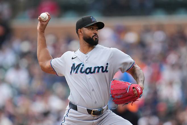 마이애미 샌디 알칸타라가 13일 디트로이트전에서 투구하고 있다. AP연합뉴스