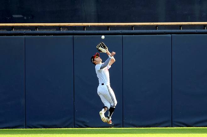 LG 박해민이 지난 11일 잠실 SSG전에서 뒤로 넘어가는 타구를 잡아내고 있다. LG 트윈스 제공