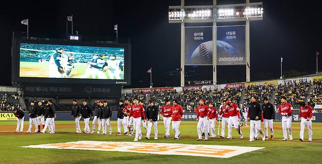 SSG 선수단이 10일 잠실 LG전을 마치고 관중석을 향해 인사한 뒤 더그아웃으로 들어가고 있다. SSG랜더스 제공