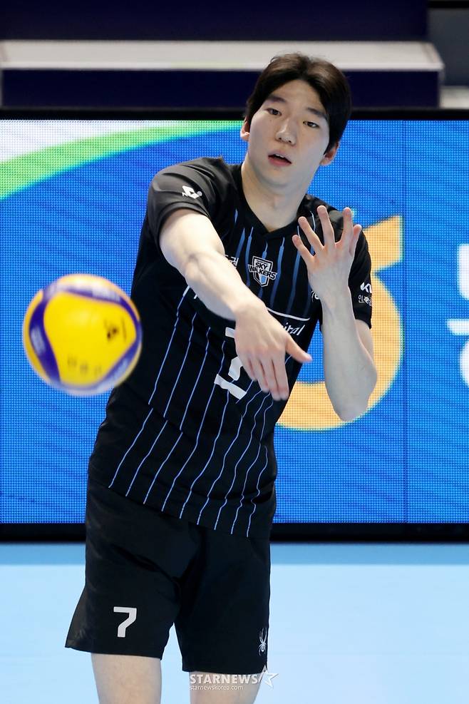 현대캐피탈 허수봉이 22일 계양체육관에서 열린 진에어 2025-2026V리그 대한항공과 현대캐피탈 경기에 앞서 몸을 풀고 있다. /사진=강영조 선임기자