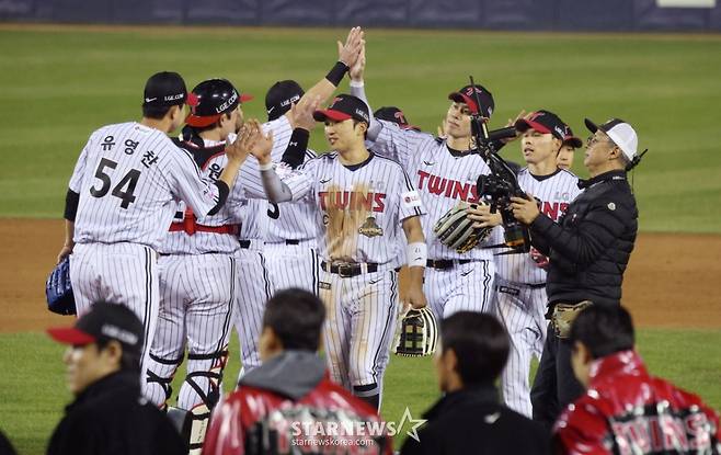 2026 신한 SOL KBO리그 LG 트윈스 대 KIA 타이거즈 경기가 2일 서울 잠실야구장에서 열렸다. 박해민을 비롯한 LG 선수들이 KIA에 2-1 승리 후 기쁨을 나누고 있다. /사진=김진경 대기자
