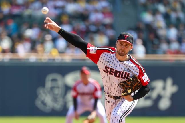 LG 트윈스 외국인 투수 앤더스 톨허스트가 12일 SSG 랜더스와 홈경기에서 역투를 펼치고 있다. /사진=LG 트윈스 제공