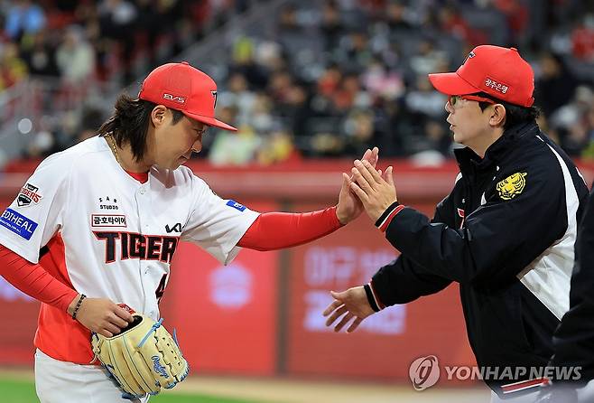양현종과 하이파이브 하는 김범수 (광주=연합뉴스) 조남수 기자 = 7일 광주기아챔피언스필드에서 열린 프로야구 삼성 라이온즈와 KIA 타이거즈의 경기. KIA 김범수가 6회초 2사 2루 때 마운드에 올라 삼성 디아즈를 아웃시킨 뒤 더그아웃으로 들어서며 양현종의 환영을 받고 있다. 2026.4.7 iso64@yna.co.kr