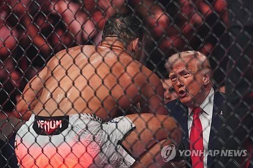 UFC 327 경기 관람하는 트럼프 대통령 (마이애미 AP=연합뉴스) 2026년 4월 11일 미국 플로리다주 마이애미의 커세야 센터에서 열린 UFC 327에서 본인 경기를 TKO로 이긴 파울로 코스타(왼쪽)가 도널드 트럼프(오른쪽) 미국 대통령과 얘기를 나누고 있다. (AP Photo/Rebecca Blackwell) 2026.4.13.