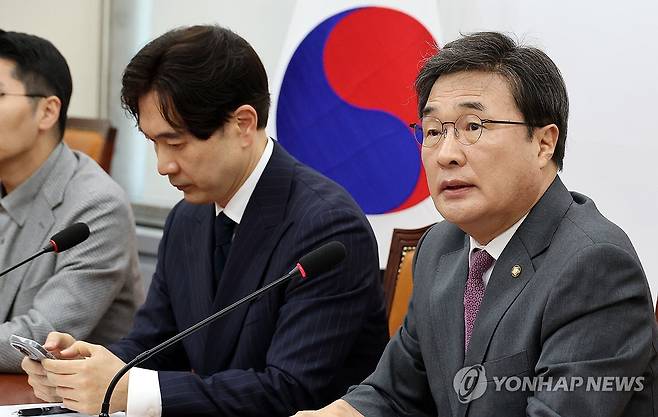 김대식 당 대표 특보단장, 장동혁 방미 일정 관련 기자회견 (서울=연합뉴스) 이동해 기자 = 국민의힘 장동혁 대표의 특보단장인 김대식 의원이 13일 국회에서 장 대표의 방미 일정과 관련해 기자회견을 하고 있다. 2026.4.13 eastsea@yna.co.kr