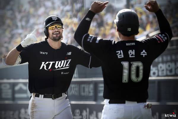 시즌 개막전에서 홈런 포함 안타 3개를 뽑아내며 4번 타자 눈도장을 제대로 찍은 힐리어드. 2026.3.28 /kt wiz 제공