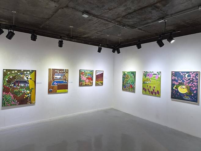 ▲ 인천 중구 도든아트하우스에서 김현기 작가의 개인전 '화가의 촌집 일기'이 오는 20일까지 열린다. /정회진 기자 hijung@incheonilbo.com