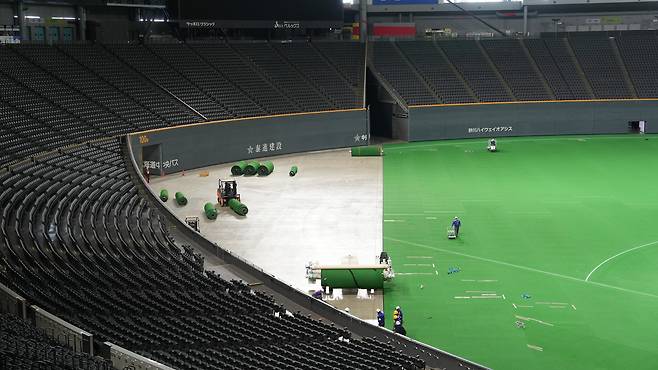 일본 샷포르돔 실내 전경. 야구 경기를 위해 바닥 교체작업을 하는 모습. 나운규 기자 sendme@cctoday.co.kr