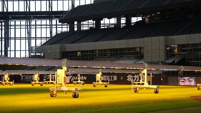 일본 훗카이도에 위치한 개방형 돔구장 에스콘필드 실내 잔디의 광합성을 위해 조명을 비추는 모습. 나운규 기자 sendme@cctoday.co.kr