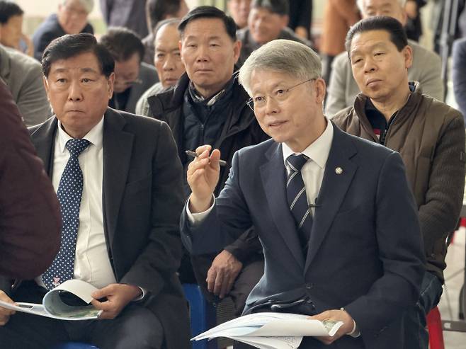 더불어민주당 민형배 국회의원(광주 광산을 )이 지난 2월 20일 장흥군 제이엔제이 스마트팜을 방문했다. /민형배 의원실 제공