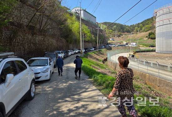 ▲ 13일 울산 울주군 온산읍 회학마을 주민들이 마을 입구 도로를 점령한 차들로 생긴 문제를 설명하고 있다.