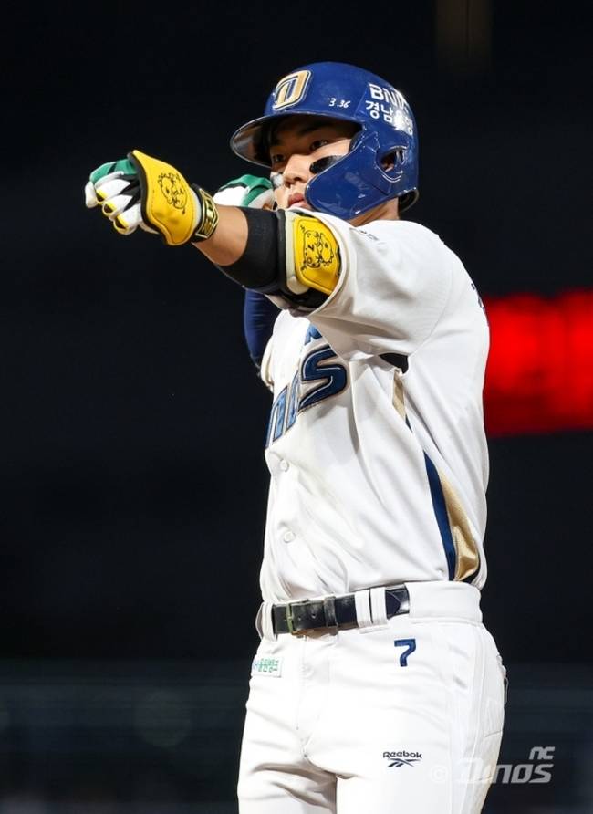 NC 다이노스 김주원이 14일 창원NC파크에서 열린 KT 위즈와 경기에서 안타를 기록한 뒤 세레모니를 하고 있다. /NC 다이노스